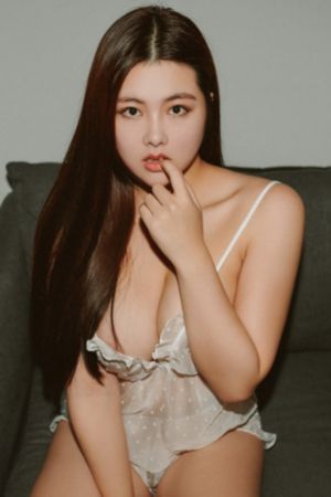 变成黑皮肤女孩和朋友在一起_加长未删减版在线观看